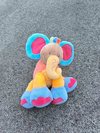 Peluche éléphant coloré en très bon état