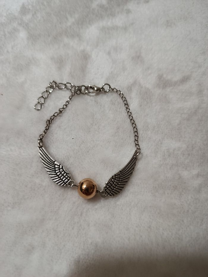 Arret de collection , joli bracelet " Harry Potter , vif d'or  "  ( bien lire svp )