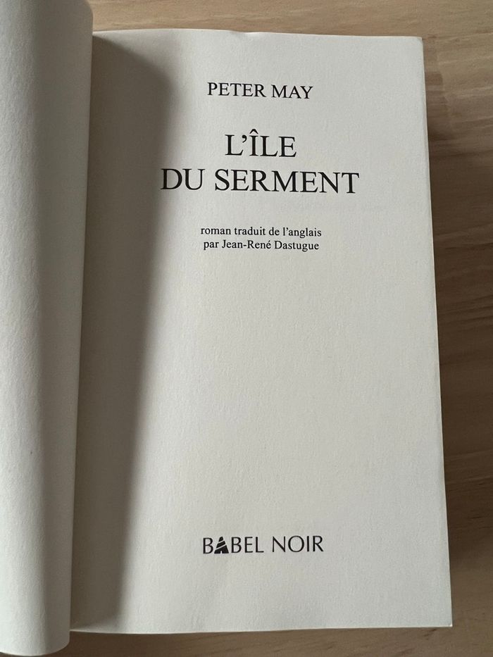 Livre L’Île du Serment – Peter May – Bon État - photo numéro 2