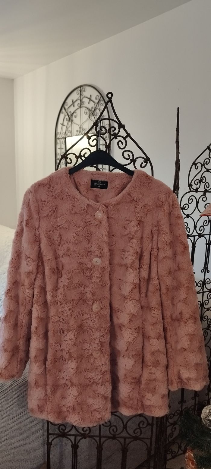 Veste manteau fourrure 3/4 C&A grande taille 48, couleur vieux rose, avec boutons et poches. Neuf - photo numéro 3