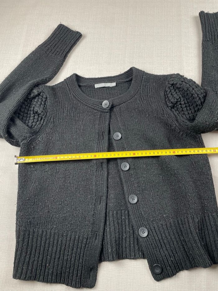 Gilet vintage maille noire femme – boutons – épaules texturées – chic rétro - photo numéro 6