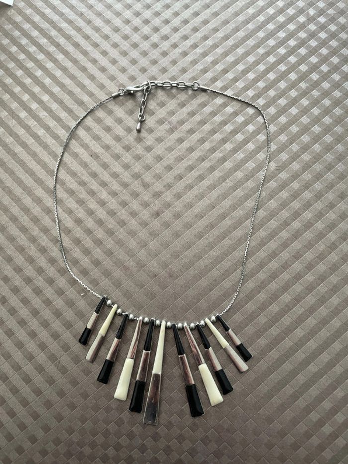 Collier blanc / noir