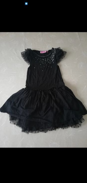 Robe noire sans manches avec étoiles sur décolleté et jupe tulles NKY 4 ans