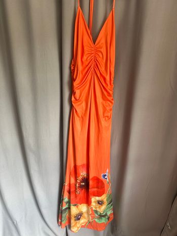 Robe d’été dos nu orange avec détails fleuri