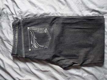 N°241  Jean avec déco sur poche avant et arrière.