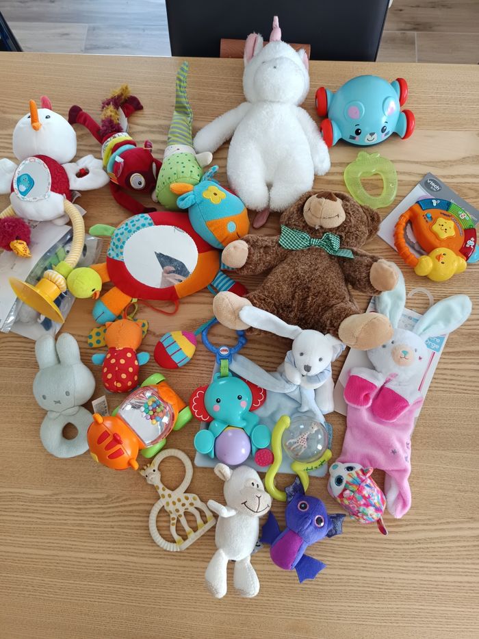 Lot jouets et peluches bébé