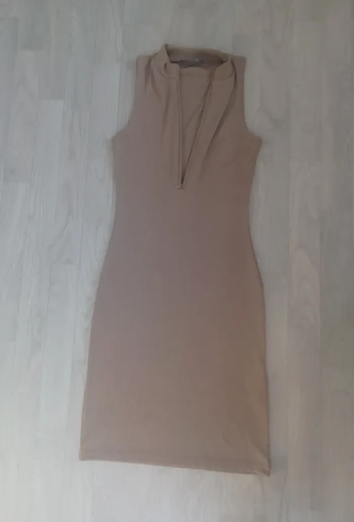 Robe moulante courte - photo numéro 3