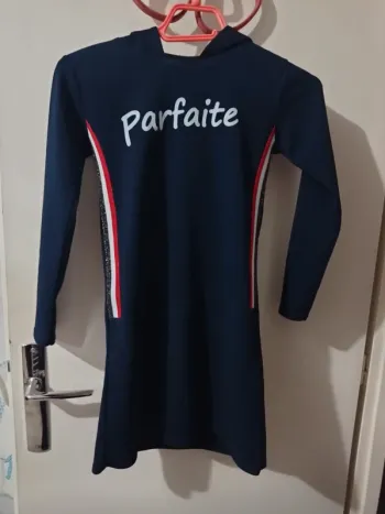 Robe bleu marine avec capuche
