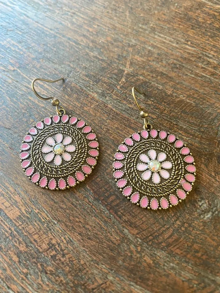 Boucles d’oreilles avec pierres , strass et fleurs - photo numéro 2