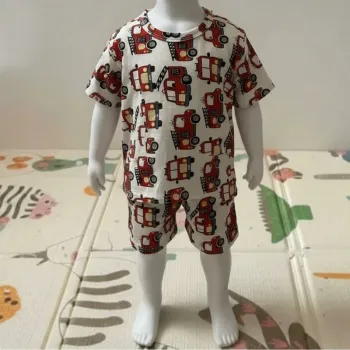 Ensemble t-shirt et short pompier SHEIN – Très bon état – 18/24 mois