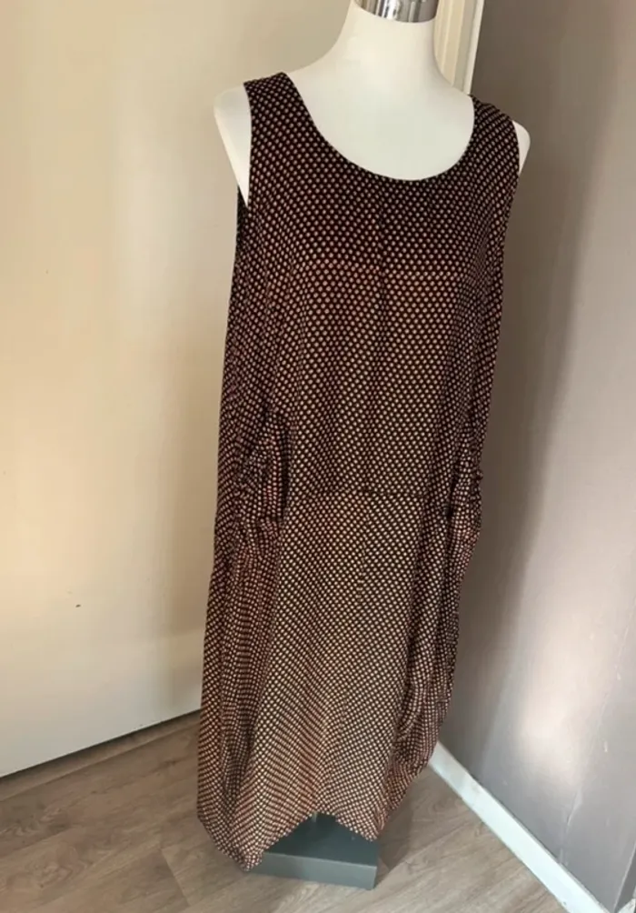 La fée Maraboutée robe longue été coupe déstructurée oversize noir à pois orange