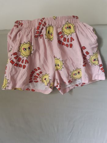 Short rose avec des soleils