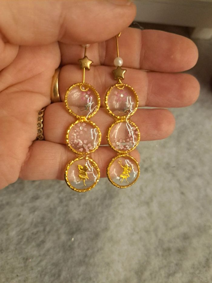 Boucles d'oreilles pendante en résine multicolore et doré - photo numéro 7