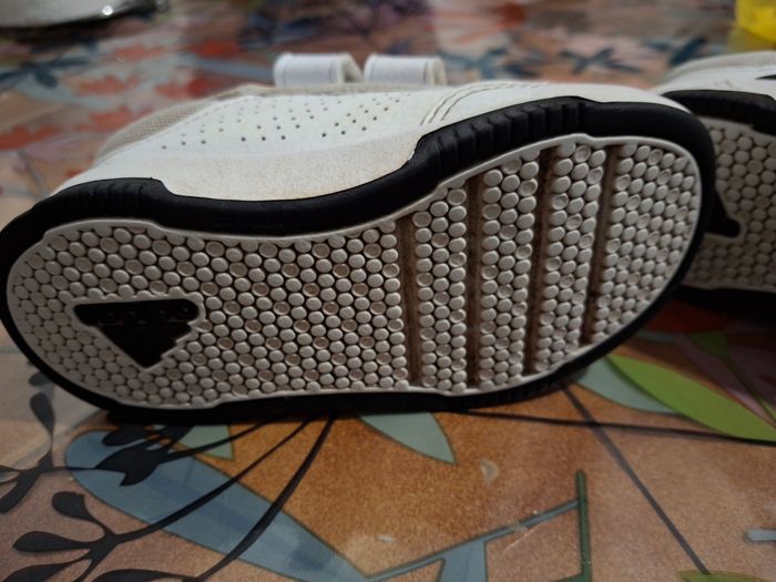 Baskets adidas taille 22 - photo numéro 5