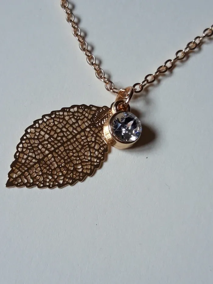 Collier pendentif feuille dorée et strass