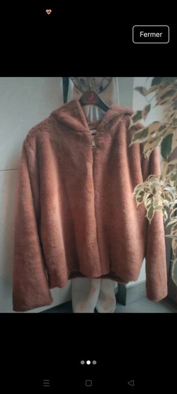 Manteau en fausse fourrure avec capuche