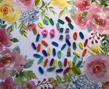 Assortiment de chouchous, élastiques, pinces et barrette pour fille