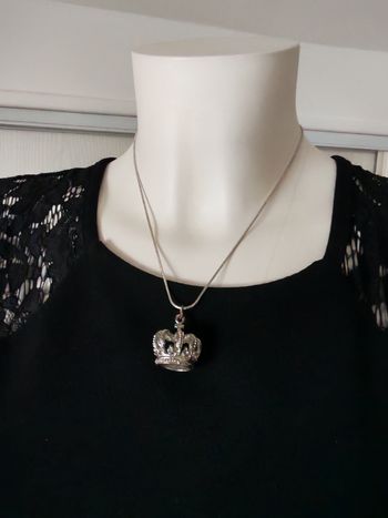 Collier en chaîne pendentif couronne couleur argentée