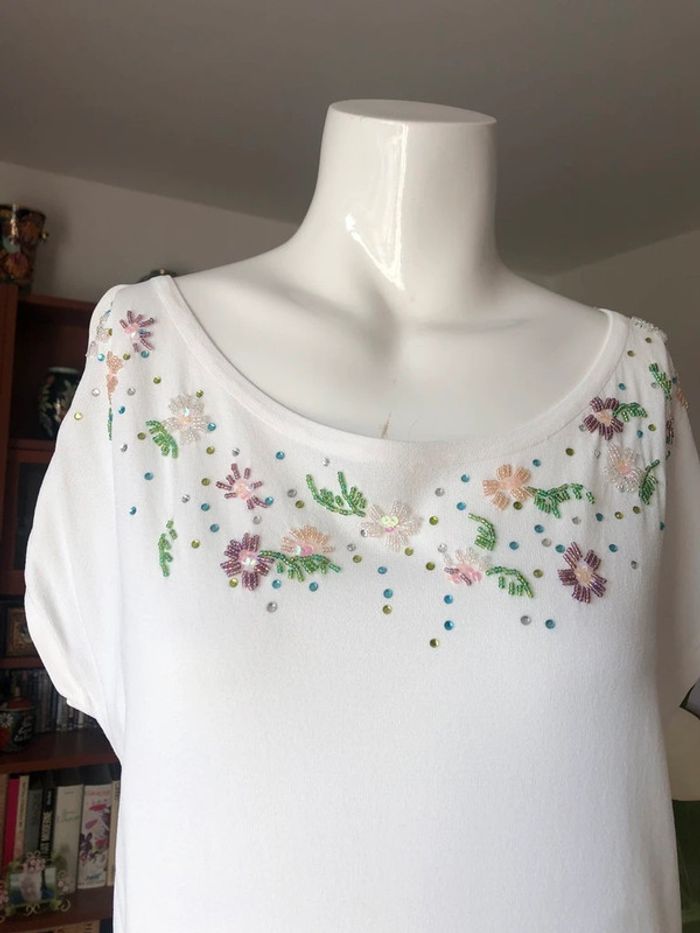 Très joli haut blanc avec perles