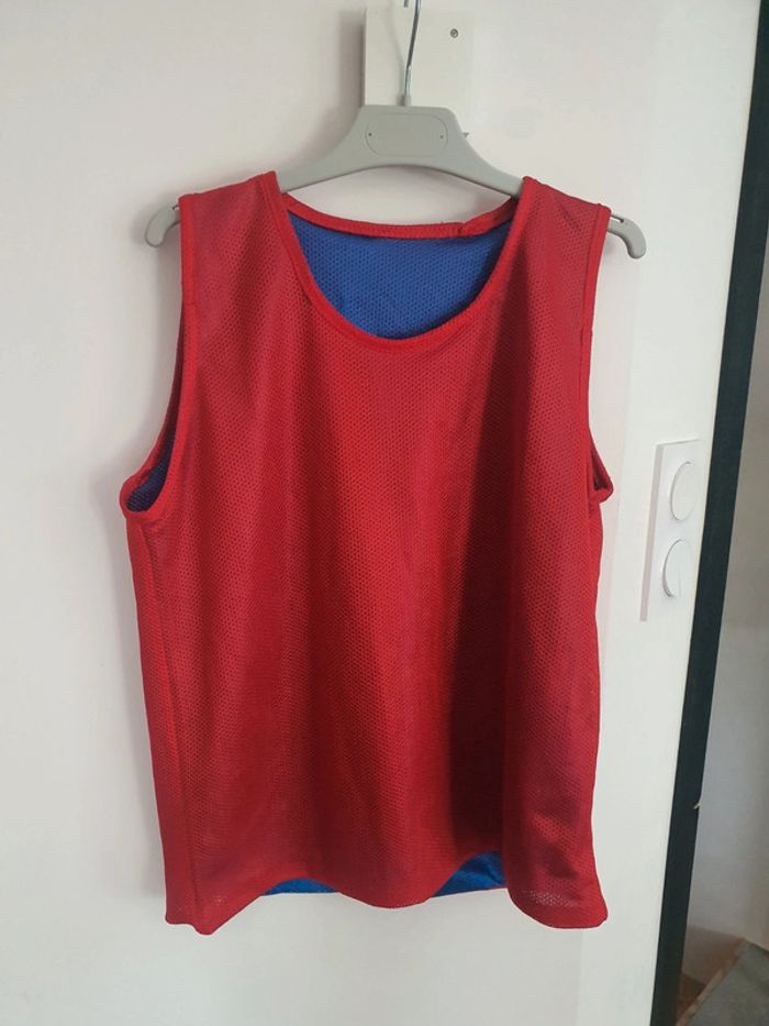 Maillot sport réversible bleu/rouge. 9/12ans