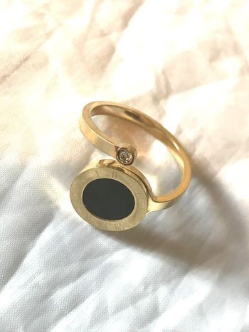 Bague Fine Ouverte Cercle Chiffres Romains Autour Fond Noir Pierre Bijou Doré Fantaisie Femmes