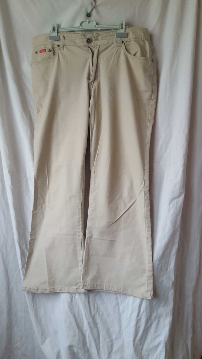 Pantalon bas evasé. Marque : A D B collection