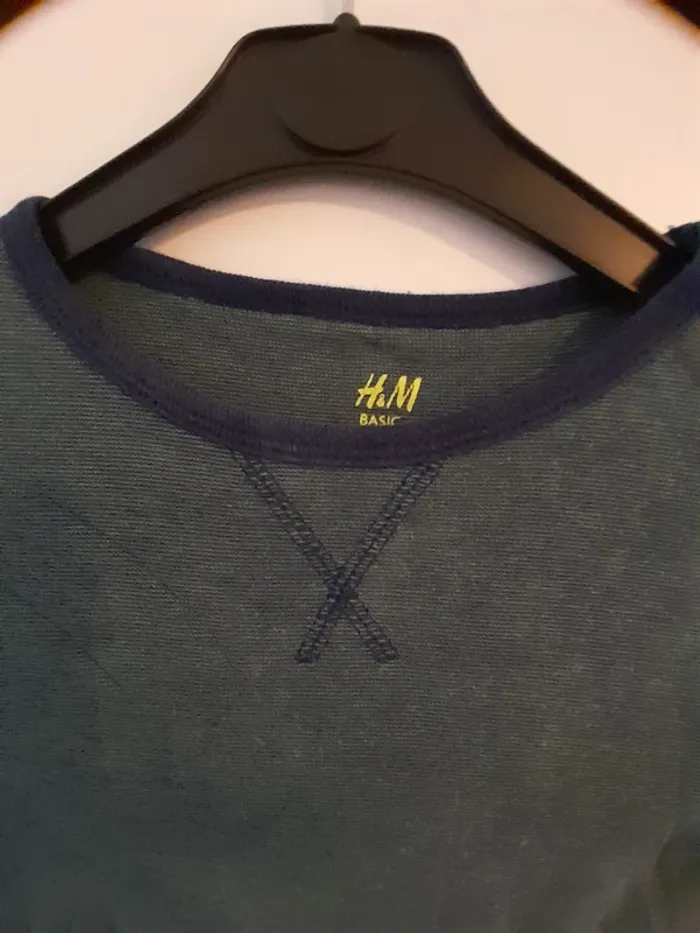 Tee-shirt, couleur kaki/bleu marine, Marque H&M, taille 4/6ans - 110/116cm manches longues - photo numéro 2