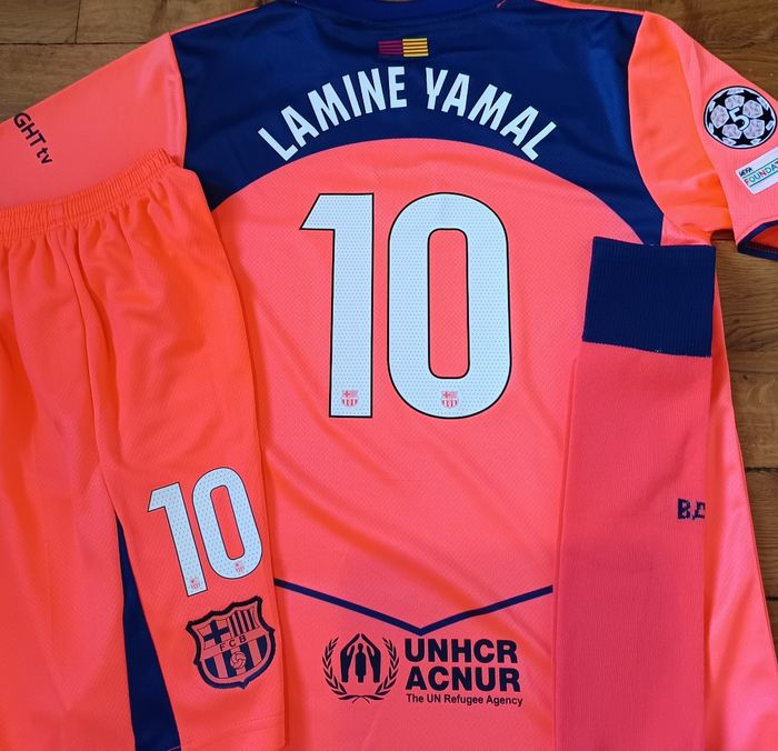 Beau maillot Lamine Yamal taille 12 ans kit complet avec patch chaussettes
