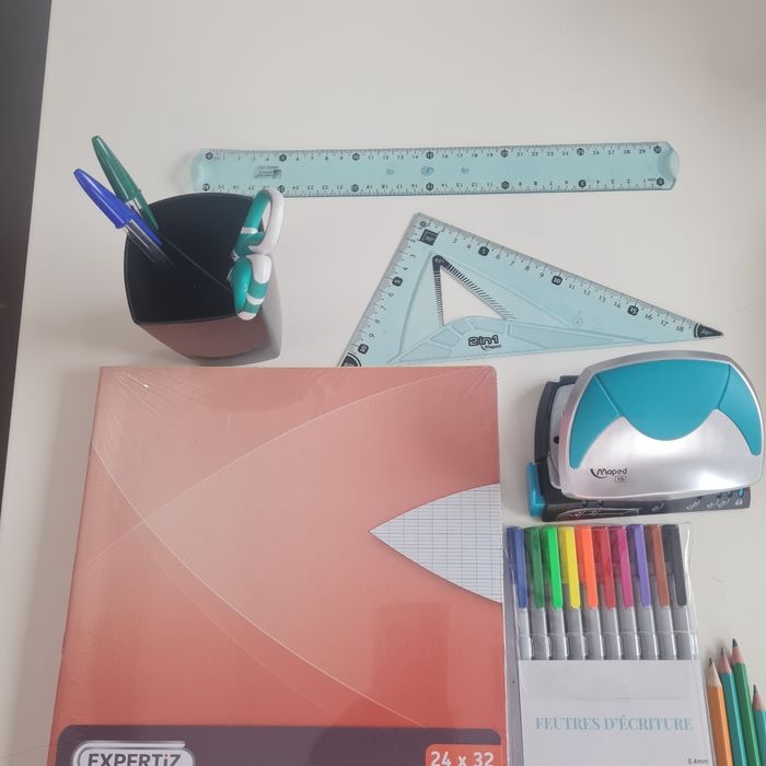 Lot de fournitures scolaires - photo numéro 3