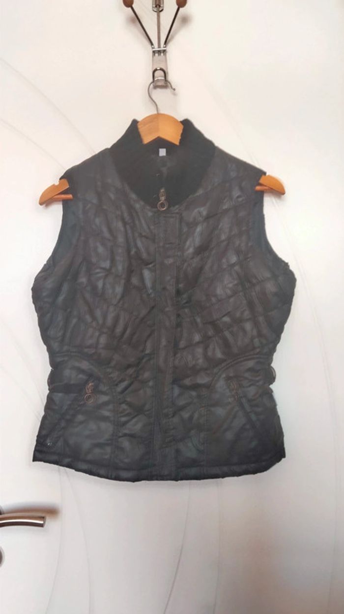 Veste sans manche cintrée un peu matelassée