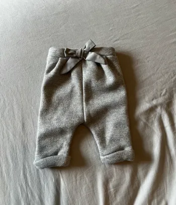 👖 Pantalon bébé gris 1M – Nœud décoratif