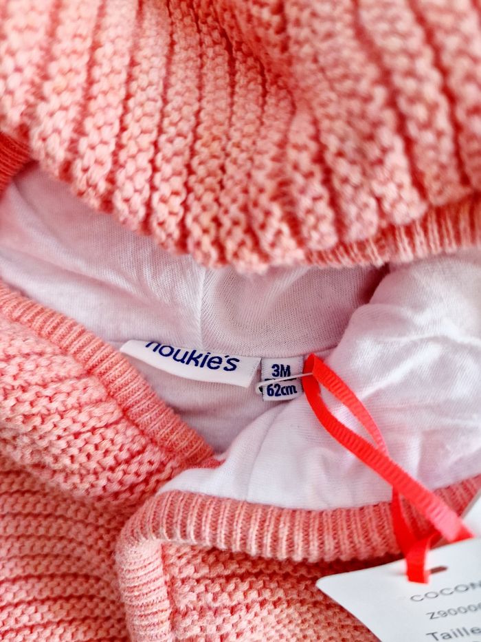Noukie's - Mantelet / Pull / Gilet en tricot avec capuche - Neuf avec étiquette ! (3 mois) - photo numéro 4