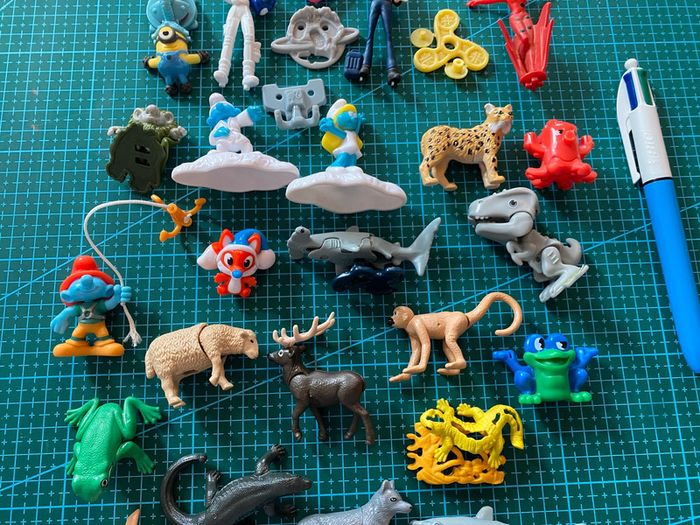 Lot Figurines Kinder - Barbie Schtroumpf Minions Frozen Miraculous - photo numéro 3