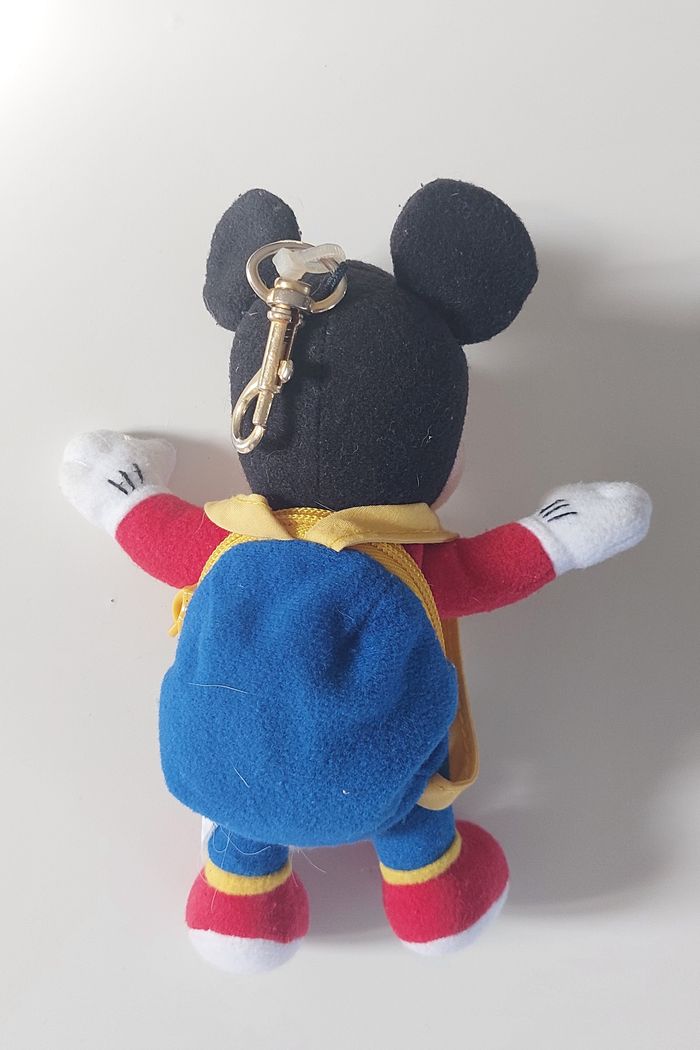Porte clé Mickey avec un petit sac à dos en TBE - photo numéro 2