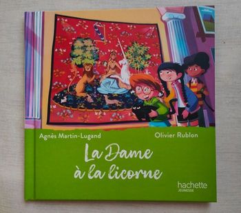 Livre  "La Dame à la licorne" collection Mc Donalds éditions Hachette Jeunesse  d'Agnès Martin-Lugand