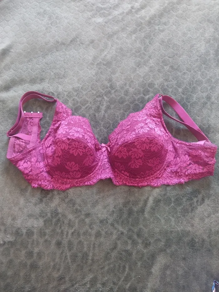Soutien-gorge dentelle aubergine 90C bon état