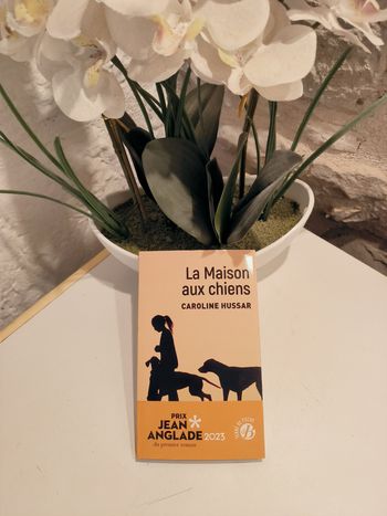 livre La Maison Aux Chiens - Hussar Caroline comme neuf