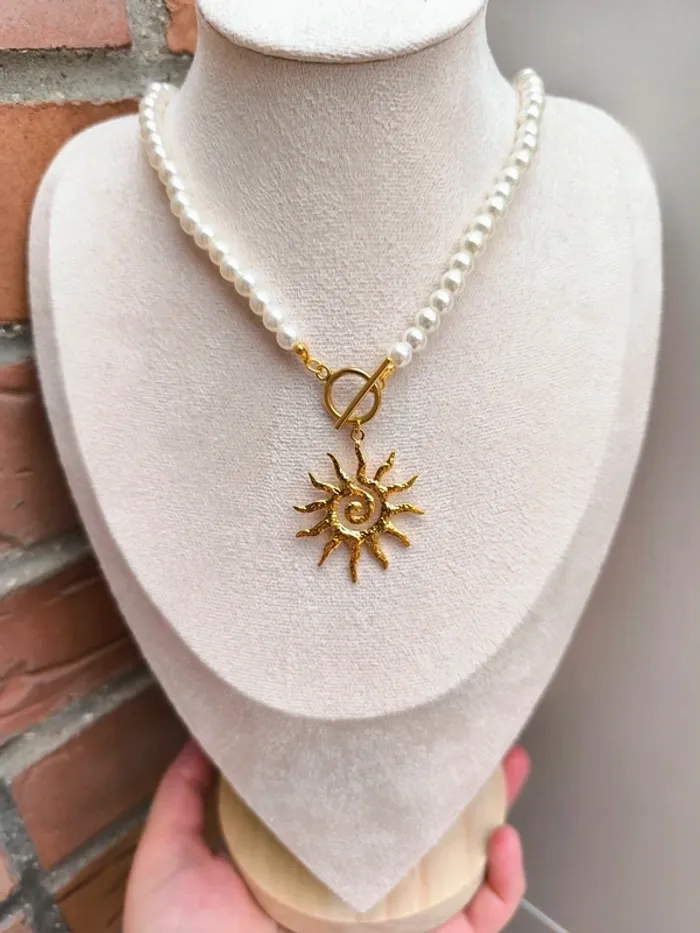 Collier en perles blanches et soleil doré - photo numéro 8