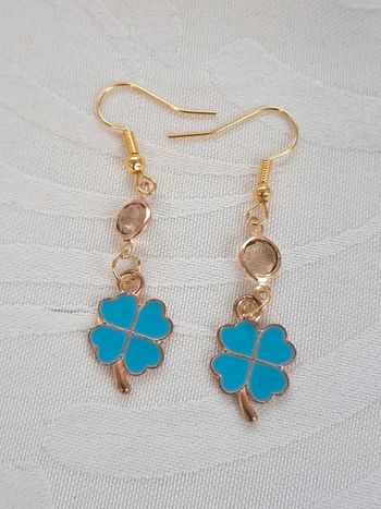 Boucle d'oreille trèfle bleu