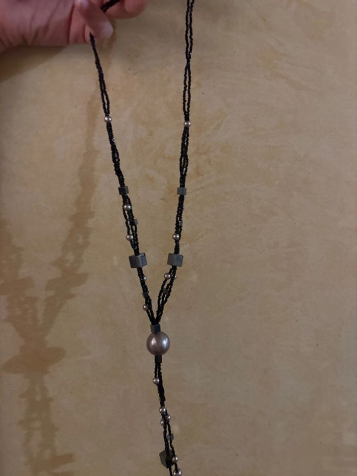 Sautoir en perle noir et éléments argenté - photo numéro 4