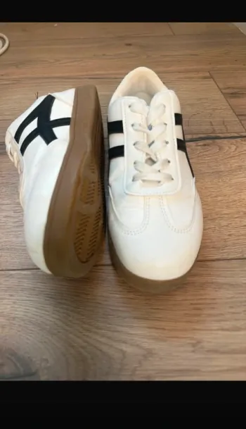 Baskets blanches à bandes noires – Taille 37 – look sport & streetwear