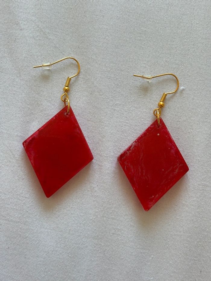 Boucles d’oreilles pendante losange rouge fait main résine acier inoxydable