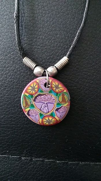 Collier pendentif coloré