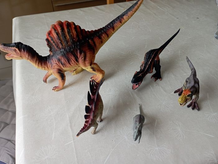 Lot 5 dinosaures différentes tailles 10€