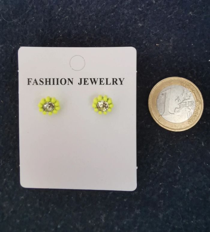 Puces d'oreilles fleurs à strass - photo numéro 2