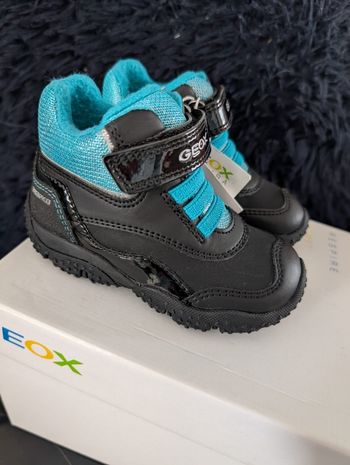 Chaussures imperméables chaudes enfant. Taille 21. Neuf. Geox
