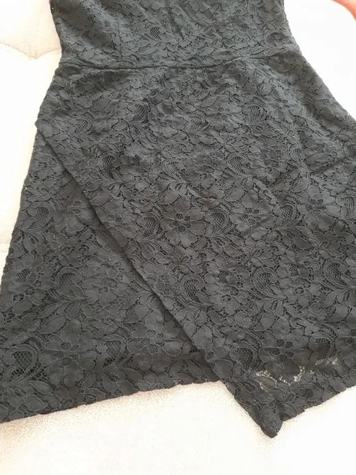Robe noire dentelle et épaule asymétrique - photo numéro 3