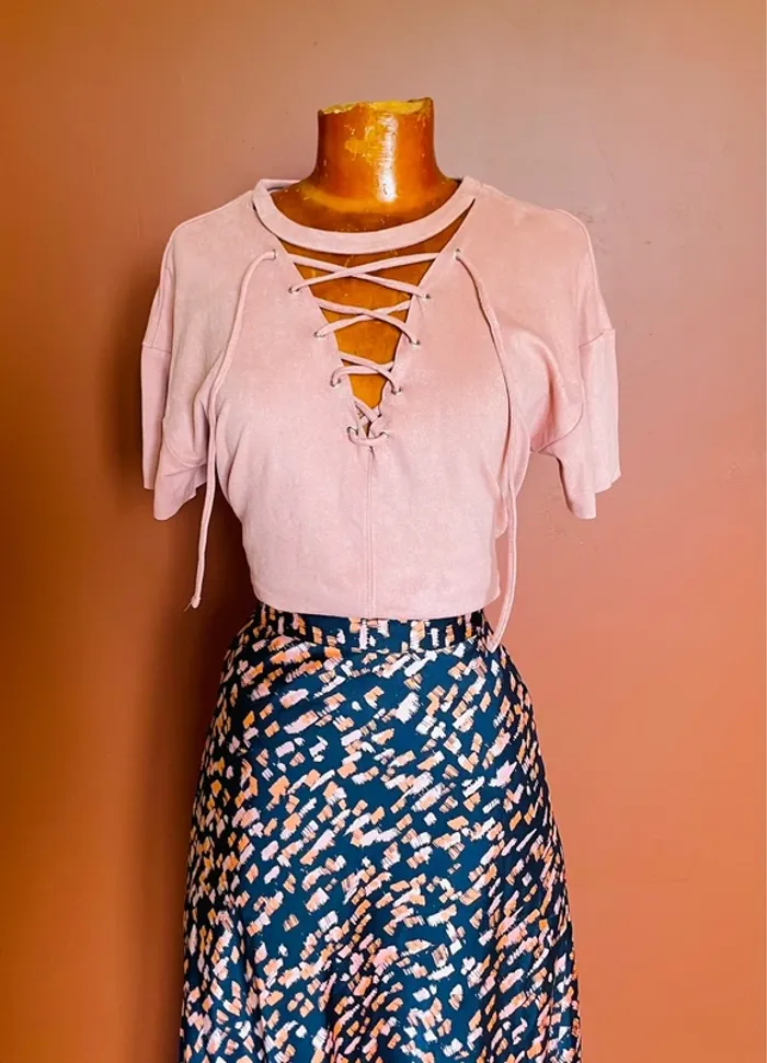 Tee shirt en suédine rose poudré à lacet