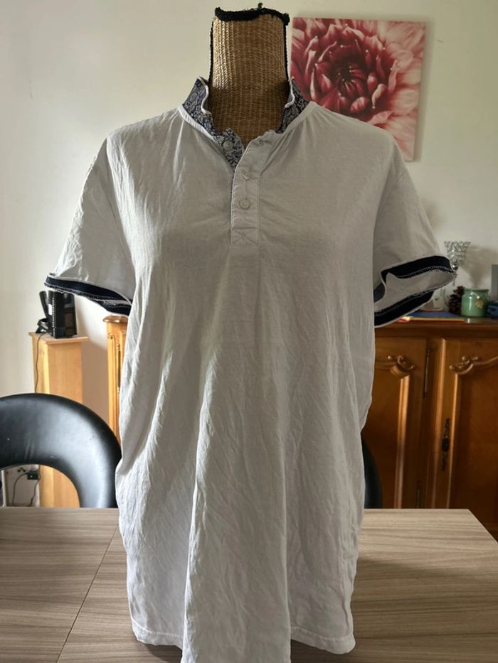 T-shirt devred motif au col