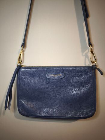 Sac Lancaster bleu marine en vrai cuir – extérieur parfait, intérieur légèrement taché 💼✨